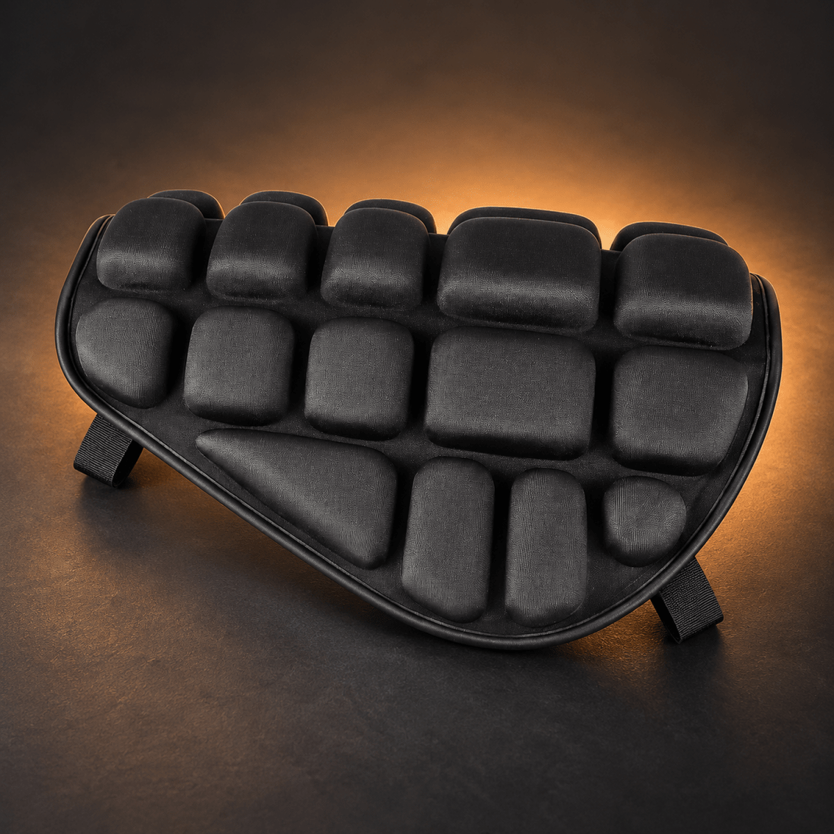 Coussin de selle moto Velapt Étape posé sur la selle, housse noire